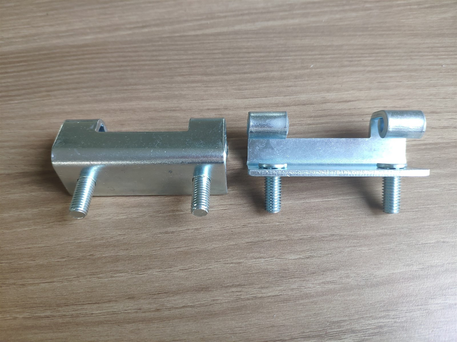 Bản lề dập ốc