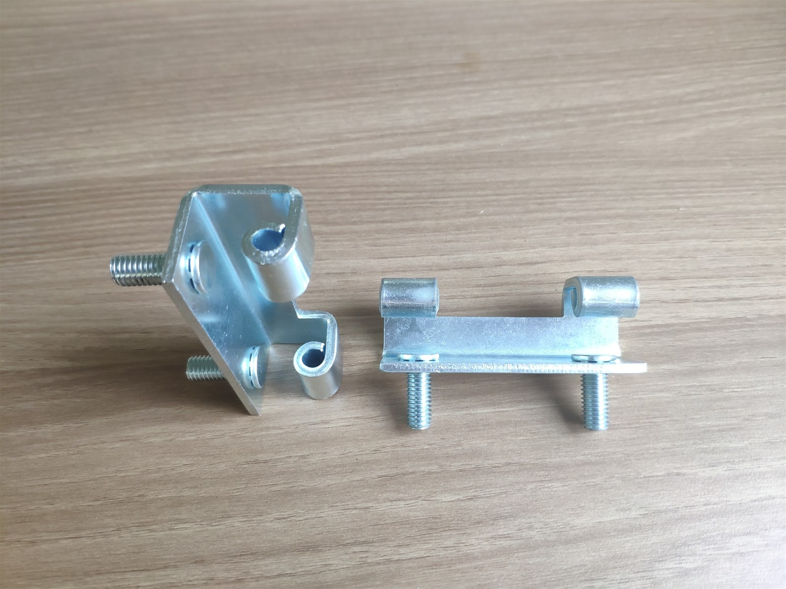 Bản lề dập ốc